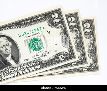 Trois nous deux billets d'un dollar isolated on white. Banque D'Images