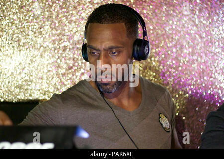 Richard Blackwood joue et old school R & B dj set à Faborje Watford bar and grill. Banque D'Images