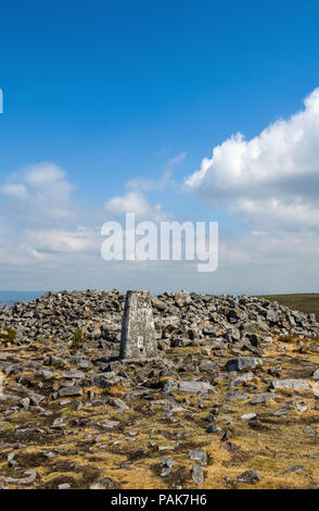 Le sommet de l'Ardanaiseig au-dessus de la vallée de l''Usk avec le sommet trig point et le cairn. Un accès rapide à pied à la Foxhunter parking et une vue magnifique Banque D'Images