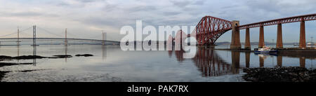 Firth of Forth Bridges au coucher du soleil - Panorama Banque D'Images