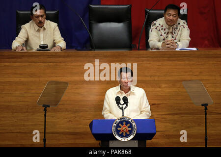 Manille, Philippines. 23 juillet, 2018. La présidente philippine Rodrigo Duterte (avant) livre son troisième état de la Nation à la Chambre des représentants des Philippines à Quezon City, Philippines, le 23 juillet 2018. Rodrigo Duterte a promis lundi d'intensifier sa guerre de l'administration sur les drogues illicites, en disant : la lutte contre les trafiquants et les utilisateurs est "loin d'être terminée." Crédit : Rouelle Umali/Xinhua/Alamy Live News Banque D'Images