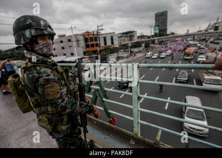 Quezon City, Philippines. 23 juillet, 2018. Un soldat donne comme manifestants marche vers le Congrès philippin le long de Commonwealth Avenue Président Rodrigo Duterte au cours de troisième de l'état de la Nation (SONA) dans la ville de Quezon, lundi. Le 23 juillet 2018. Divers groupes militants ont protesté contre Duterte, d'avoir manquer à ses promesses telles que mettre fin à la contractualisation, la réduction de la pauvreté et de sa soi-disant guerre contre la drogue, qui a tué des milliers de personnes, principalement les pauvres. Credit : Basilio Sepe/ZUMA/Alamy Fil Live News Banque D'Images