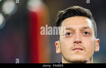 Hanovre, Allemagne. Oct 11, 2016. Soccer : qualification de la Coupe du monde, l'Allemagne contre l'Irlande du Nord, de l'IDH Arena : Mesut Ozil debout dans le champ pendant l'hymne national. Credit : Julian Stratenschulte/dpa/Alamy Live News Banque D'Images