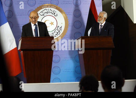 Tripoli (Libye). 23 juillet, 2018. Le ministre français des Affaires étrangères, Jean-Yves Le Drian (L) et le ministre libyen des affaires étrangères Mohamed Sayala assister à une conférence de presse conjointe à Tripoli, Libye, le 23 juillet 2018. Le ministre français des Affaires étrangères, Jean-Yves Le Drian Lundi a déclaré que la France va aider les Libyens à tenir des élections présidentielles et parlementaires. Source : Xinhua/Alamy Live News Banque D'Images