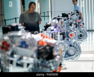 Beijing, Chine. 3 juillet, 2018. Les modèles de moteur à un centre de recherche et développement de Geely Auto dans l'est de la Chine dans la province du Zhejiang, le 3 juillet 2018. Cette année marque le 40e anniversaire de la réforme et de l'ouverture politique. Credit : Shen Bohan/Xinhua/Alamy Live News Banque D'Images