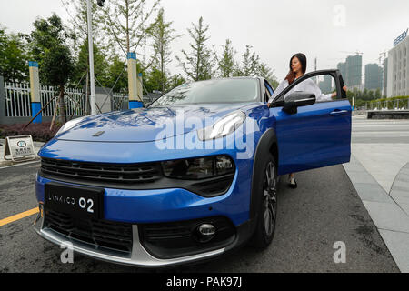 Beijing, Chine. 3 juillet, 2018. Un visiteur prend un essai de Lynk & Co 02 à un centre de recherche et développement de Geely Auto dans l'est de la Chine dans la province du Zhejiang, le 3 juillet 2018. Cette année marque le 40e anniversaire de la réforme et de l'ouverture politique. Credit : Shen Bohan/Xinhua/Alamy Live News Banque D'Images