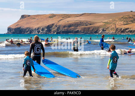 Plage de Polzeath, Cornwall, UK. 23 juillet 2018. Tête de Surfers à la plage par une chaude journée ensoleillée à Polzeath sur la côte Atlantique du nord des Cornouailles Crédit : Mark Richardson/Alamy Live News Banque D'Images