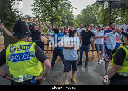 Cambridge, Cambridgeshire, Royaume-Uni. 21 juillet, 2018. Tommy Robinson avec les partisans Antifa au cours de la protestation de Tommy Robinson à Cambridge.manifestations appelant à la libération de Tommy Robinson sont devenues une tendance croissante à travers le Royaume-Uni depuis son emprisonnement en mai. L'opinion publique est divisée en Grande-Bretagne en ce qui concerne Tommy Robinson et la question de la liberté d'expression au Royaume-Uni. Crédit : Edward Crawford SOPA/Images/ZUMA/Alamy Fil Live News Banque D'Images