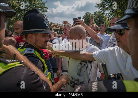 Cambridge, Cambridgeshire, Royaume-Uni. 21 juillet, 2018. Tommy Robinson partisans avec la police au cours de la protestation de Tommy Robinson à Cambridge.manifestations appelant à la libération de Tommy Robinson sont devenues une tendance croissante à travers le Royaume-Uni depuis son emprisonnement en mai. L'opinion publique est divisée en Grande-Bretagne en ce qui concerne Tommy Robinson et la question de la liberté d'expression au Royaume-Uni. Crédit : Edward Crawford SOPA/Images/ZUMA/Alamy Fil Live News Banque D'Images