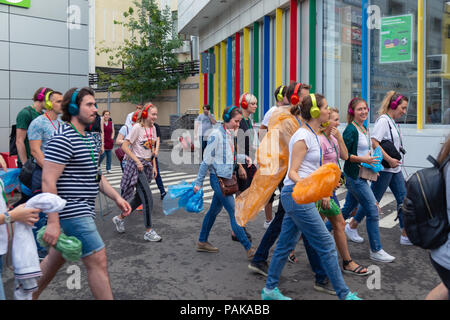 Moscou, Russie. 22 juillet 2018. Un groupe de jeunes gens de multi-couleur identique Sony casque 'h.ear sur' se sont réunis pour partie, près de l'entrée de la station de métro Savelovskaya. Après quelques minutes, le public a commencé à applaudir et avec des sourires sur leurs visages rapidement dissous dans la foule des passagers. Moscou est à distance un spectacle-voyage à travers Moscou pour un groupe de 50 personnes. C'est un projet théâtral d'un nouveau format dans le genre de 'performance' de promenade, combine des éléments d'un spectacle, une excursion, un jeu d'ordinateur et une quête. Crédit : Andrey Yanevich/Alamy Live News Banque D'Images