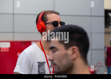 Moscou, Russie. 22 juillet 2018. Un groupe de jeunes gens de multi-couleur identique Sony casque 'h.ear sur' se sont réunis pour partie, près de l'entrée de la station de métro Savelovskaya. Après quelques minutes, le public a commencé à applaudir et avec des sourires sur leurs visages rapidement dissous dans la foule des passagers. Moscou est à distance un spectacle-voyage à travers Moscou pour un groupe de 50 personnes. C'est un projet théâtral d'un nouveau format dans le genre de 'performance' de promenade, combine des éléments d'un spectacle, une excursion, un jeu d'ordinateur et une quête. Crédit : Andrey Yanevich/Alamy Live News Banque D'Images