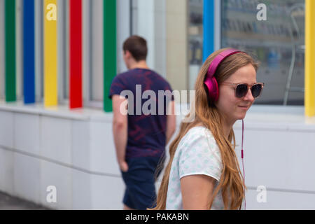 Moscou, Russie. 22 juillet 2018. Un groupe de jeunes gens de multi-couleur identique Sony casque 'h.ear sur' se sont réunis pour partie, près de l'entrée de la station de métro Savelovskaya. Après quelques minutes, le public a commencé à applaudir et avec des sourires sur leurs visages rapidement dissous dans la foule des passagers. Moscou est à distance un spectacle-voyage à travers Moscou pour un groupe de 50 personnes. C'est un projet théâtral d'un nouveau format dans le genre de 'performance' de promenade, combine des éléments d'un spectacle, une excursion, un jeu d'ordinateur et une quête. Crédit : Andrey Yanevich/Alamy Live News Banque D'Images