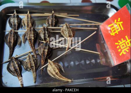 La Chine. 24 juillet, 2018. Qingdao, Chine-insectes frits y compris des scorpions, mille-pattes et les sauterelles peuvent être vus au 28e Festival International de la bière à Qingdao en Qingdao, Chine de l'est la province de Shandong. Les insectes frits sont des collations populaires en Chine même si la nourriture s'effrayant. Crédit : SIPA Asie/ZUMA/Alamy Fil Live News Banque D'Images