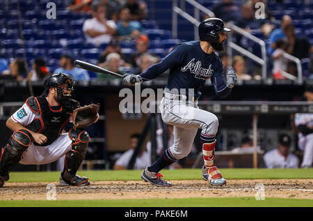 Miami, Floride, USA. 23 juillet, 2018. Droit des Atlanta Braves fielder Nick Markakis (22) lignes dans la huitième manche lors d'un match entre la MLB Atlanta Braves et les Marlins de Miami Marlins au parc, à Miami, en Floride. Les Braves ont remporté 12-1. Mario Houben/CSM/Alamy Live News Banque D'Images