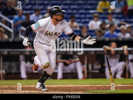 Miami, Floride, USA. 23 juillet, 2018. L'arrêt-court des Marlins de Miami Miguel Rojas (19) mise à la masse dans la septième manche lors d'un match entre la MLB Atlanta Braves et les Marlins de Miami Marlins au parc, à Miami, en Floride. Les Braves ont remporté 12-1. Mario Houben/CSM/Alamy Live News Banque D'Images