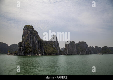 Ha Long, Ha Long, la Chine. 24 juillet, 2018. Vietnam-Ha Long Bay est un site classé au patrimoine mondial et populaire destination touristique dans la province de Quang Ninh, Vietnam. La baie contient des milliers d'îles calcaires et karstiques dans diverses formes et tailles. Ha Long Bay est un centre d'une zone plus vaste qui comprend la baie Bai Tu Long au nord-est, et l'Ile de Cat Ba au sud-ouest. Ces zones plus partagent une même géographique, géologique, géomorphologique, le climat, et la culture des caractères. Crédit : SIPA Asie/ZUMA/Alamy Fil Live News Banque D'Images