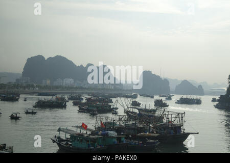 Ha Long, Ha Long, la Chine. 24 juillet, 2018. Vietnam-Ha Long Bay est un site classé au patrimoine mondial et populaire destination touristique dans la province de Quang Ninh, Vietnam. La baie contient des milliers d'îles calcaires et karstiques dans diverses formes et tailles. Ha Long Bay est un centre d'une zone plus vaste qui comprend la baie Bai Tu Long au nord-est, et l'Ile de Cat Ba au sud-ouest. Ces zones plus partagent une même géographique, géologique, géomorphologique, le climat, et la culture des caractères. Crédit : SIPA Asie/ZUMA/Alamy Fil Live News Banque D'Images