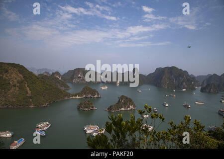 Ha Long, Ha Long, la Chine. 24 juillet, 2018. Vietnam-Ha Long Bay est un site classé au patrimoine mondial et populaire destination touristique dans la province de Quang Ninh, Vietnam. La baie contient des milliers d'îles calcaires et karstiques dans diverses formes et tailles. Ha Long Bay est un centre d'une zone plus vaste qui comprend la baie Bai Tu Long au nord-est, et l'Ile de Cat Ba au sud-ouest. Ces zones plus partagent une même géographique, géologique, géomorphologique, le climat, et la culture des caractères. Crédit : SIPA Asie/ZUMA/Alamy Fil Live News Banque D'Images