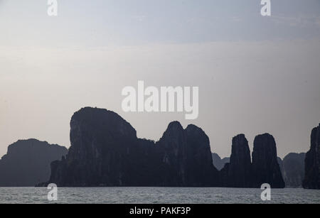 Ha Long, Ha Long, la Chine. 24 juillet, 2018. Vietnam-Ha Long Bay est un site classé au patrimoine mondial et populaire destination touristique dans la province de Quang Ninh, Vietnam. La baie contient des milliers d'îles calcaires et karstiques dans diverses formes et tailles. Ha Long Bay est un centre d'une zone plus vaste qui comprend la baie Bai Tu Long au nord-est, et l'Ile de Cat Ba au sud-ouest. Ces zones plus partagent une même géographique, géologique, géomorphologique, le climat, et la culture des caractères. Crédit : SIPA Asie/ZUMA/Alamy Fil Live News Banque D'Images