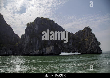 Ha Long, Ha Long, la Chine. 24 juillet, 2018. Vietnam-Ha Long Bay est un site classé au patrimoine mondial et populaire destination touristique dans la province de Quang Ninh, Vietnam. La baie contient des milliers d'îles calcaires et karstiques dans diverses formes et tailles. Ha Long Bay est un centre d'une zone plus vaste qui comprend la baie Bai Tu Long au nord-est, et l'Ile de Cat Ba au sud-ouest. Ces zones plus partagent une même géographique, géologique, géomorphologique, le climat, et la culture des caractères. Crédit : SIPA Asie/ZUMA/Alamy Fil Live News Banque D'Images