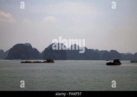 Ha Long, Ha Long, la Chine. 24 juillet, 2018. Vietnam-Ha Long Bay est un site classé au patrimoine mondial et populaire destination touristique dans la province de Quang Ninh, Vietnam. La baie contient des milliers d'îles calcaires et karstiques dans diverses formes et tailles. Ha Long Bay est un centre d'une zone plus vaste qui comprend la baie Bai Tu Long au nord-est, et l'Ile de Cat Ba au sud-ouest. Ces zones plus partagent une même géographique, géologique, géomorphologique, le climat, et la culture des caractères. Crédit : SIPA Asie/ZUMA/Alamy Fil Live News Banque D'Images