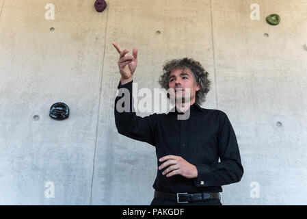 Berlin, Allemagne. 24 juillet, 2018. Le chef du nouveau laboratoire Dr. Andreas Kurth parle avant d'une presse à la visite de la nouvelle S4 Laboratoire de haute sécurité dans l'immeuble de bureau et de laboratoire RKI, qui a été inauguré en 2015. Dans le nouveau laboratoire avec le plus haut niveau de protection de la vie en danger, comme l'agent pathogène et l'Ebola virus Nipha peut être diagnostiqué et de recherches. Photo : Markus Heine/SOPA Images/ZUMA/Alamy Fil Live News Banque D'Images