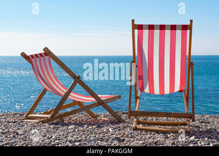 La bière, Seaton, Devon, UK. 24 juillet 2018. Météo France : Cuisson de bain de soleil et de ciel bleu dans la bière. La plage est calme dans le pittoresque village de pêcheurs de Devon Beer comme la chaleur de l'été s'intensifie à travers le Royaume-Uni. Credit : Celia McMahon/Alamy Live News Banque D'Images