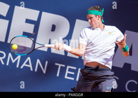 Hambourg, Allemagne. 24 juillet, 2018. Tennis ATP-Tour German Open, des célibataires, des hommes dans le stade de tennis à Rothenbaum. Jarry (Chili) vs Gojowczyk (Allemagne). Nicolas Jarry en action. Crédit : Daniel Bockwoldt/dpa/Alamy Live News Banque D'Images