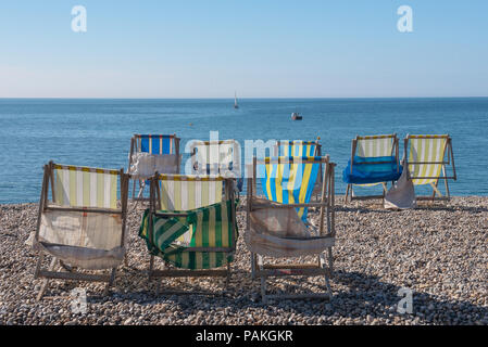 La bière, Seaton, Devon, UK. 24 juillet 2018. Météo France : Cuisson de bain de soleil et de ciel bleu dans la bière. La plage est calme dans le pittoresque village de pêcheurs de devon Beer comme la chaleur de l'été s'intensifie à travers le Royaume-Uni. Credit : Celia McMahon/Alamy Live News Banque D'Images