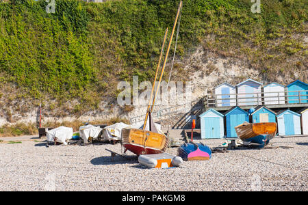 La bière, Seaton, Devon, UK. 24 juillet 2018. Météo France : Cuisson de bain de soleil et de ciel bleu dans la bière. La plage est calme dans le pittoresque village de pêcheurs de devon Beer comme la chaleur de l'été s'intensifie à travers le Royaume-Uni. Credit : Celia McMahon/Alamy Live News Banque D'Images