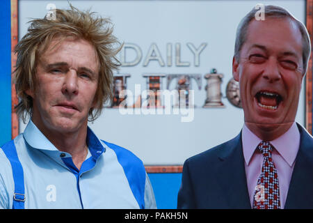 Londres, Royaume-Uni. 24 juillet, 2018. Charlie Mullins, fondateur de Pimlico (plombiers, pose avec une image de Nigel Farage pour la dernière émission de BBC2 jamais news programme la politique quotidienne sur College Green, à Westminster. La BBC a annoncé la semaine dernière que la BBC2 logement midi sera rempli à partir de septembre par un nouveau spectacle intitulé Politics vivre. Credit : Mark Kerrison/Alamy Live News Banque D'Images