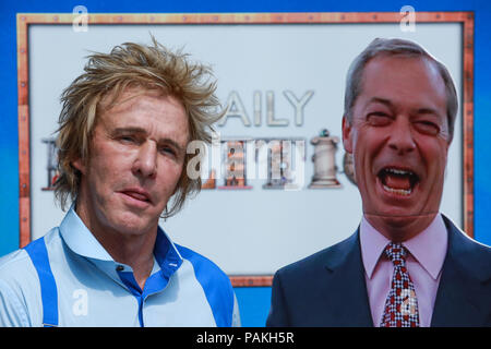 Londres, Royaume-Uni. 24 juillet, 2018. Charlie Mullins, fondateur de Pimlico (plombiers, pose avec une image de Nigel Farage pour la dernière émission de BBC2 jamais news programme la politique quotidienne sur College Green, à Westminster. La BBC a annoncé la semaine dernière que la BBC2 logement midi sera rempli à partir de septembre par un nouveau spectacle intitulé Politics vivre. Credit : Mark Kerrison/Alamy Live News Banque D'Images