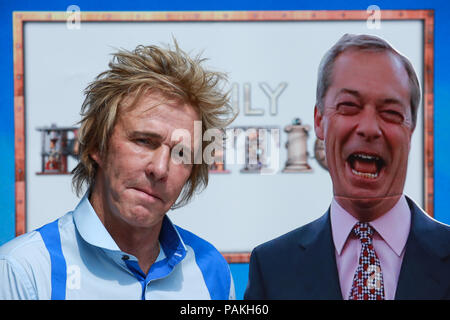 Londres, Royaume-Uni. 24 juillet, 2018. Charlie Mullins, fondateur de Pimlico (plombiers, pose avec une image de Nigel Farage pour la dernière émission de BBC2 jamais news programme la politique quotidienne sur College Green, à Westminster. La BBC a annoncé la semaine dernière que la BBC2 logement midi sera rempli à partir de septembre par un nouveau spectacle intitulé Politics vivre. Credit : Mark Kerrison/Alamy Live News Banque D'Images