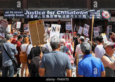 Londres, Royaume-Uni, le 24 juillet 2018. Comgregate les manifestants dans le quartier chinois. Les entreprises dans le quartier chinois de Londres, cinq heures de protestation contre l'arrêt de l'immigration récente des raids, et mars de Chinatown à la maison mère à Westminster. La London Chinatown Chinese Association (ACCV) allègue comportement déraisonnable d'agents de police pendant les raids, c'est contesté par Scotland Yard. Credit : Imageplotter News et Sports/Alamy Live News Banque D'Images