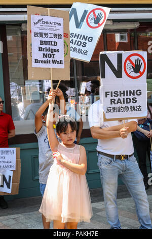 Londres, Royaume-Uni, le 24 juillet 2018. Comgregate les manifestants dans le quartier chinois. Les entreprises dans le quartier chinois de Londres, cinq heures de protestation contre l'arrêt de l'immigration récente des raids, et mars de Chinatown à la maison mère à Westminster. La London Chinatown Chinese Association (ACCV) allègue comportement déraisonnable d'agents de police pendant les raids, c'est contesté par Scotland Yard. Credit : Imageplotter News et Sports/Alamy Live News Banque D'Images