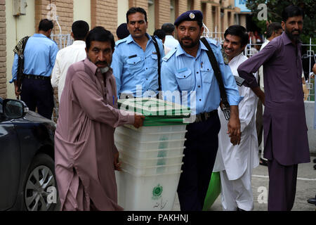 Islamabad, Pakistan. 24 juillet, 2018. Policiers transporter les urnes à un centre de distribution à Islamabad, capitale du Pakistan, le 24 juillet 2018. Le Pakistan va tenir ses élections générales le 25 juillet. Credit : Ahmad Kamal/Xinhua/Alamy Live News Banque D'Images