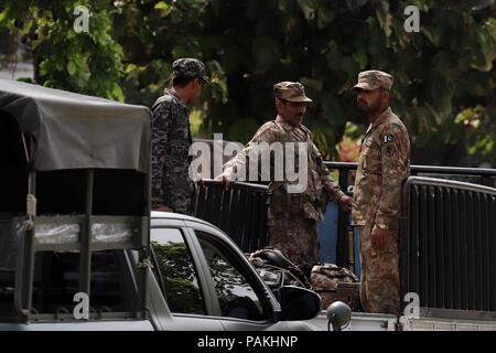 Islamabad, Pakistan. 24 juillet, 2018. Soldats montent la garde à l'extérieur d'un centre de distribution de matériel électoral à Islamabad, capitale du Pakistan, le 24 juillet 2018. Le Pakistan va tenir ses élections générales le 25 juillet. Credit : Ahmad Kamal/Xinhua/Alamy Live News Banque D'Images