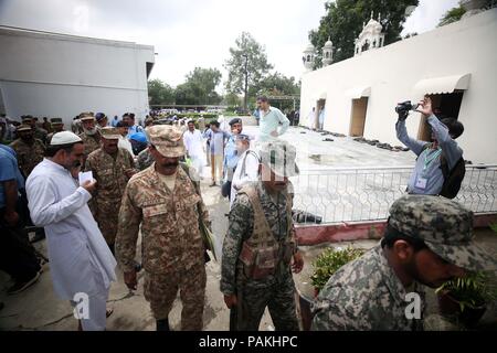 Islamabad, Pakistan. 24 juillet, 2018. Soldats arrivent à un centre de distribution de matériel électoral à Islamabad, capitale du Pakistan, le 24 juillet 2018. Le Pakistan va tenir ses élections générales le 25 juillet. Credit : Ahmad Kamal/Xinhua/Alamy Live News Banque D'Images