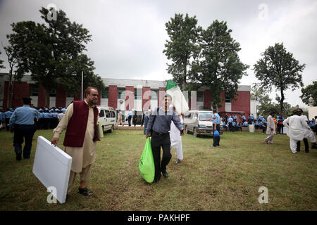 Islamabad, Pakistan. 24 juillet, 2018. Les fonctionnaires électoraux transporter les urnes et le matériel de vote à un centre de distribution à Islamabad, capitale du Pakistan, le 24 juillet 2018. Le Pakistan va tenir ses élections générales le 25 juillet. Credit : Ahmad Kamal/Xinhua/Alamy Live News Banque D'Images