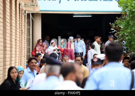 Islamabad, Pakistan. 24 juillet, 2018. Les fonctionnaires électoraux attendent de recevoir les boîtes et le matériel de vote à un centre de distribution à Islamabad, capitale du Pakistan, le 24 juillet 2018. Le Pakistan va tenir ses élections générales le 25 juillet. Credit : Ahmad Kamal/Xinhua/Alamy Live News Banque D'Images