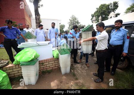 Islamabad, Pakistan. 24 juillet, 2018. Les fonctionnaires électoraux stand avec urnes et le matériel de vote à un centre de distribution à Islamabad, capitale du Pakistan, le 24 juillet 2018. Le Pakistan va tenir ses élections générales le 25 juillet. Credit : Ahmad Kamal/Xinhua/Alamy Live News Banque D'Images