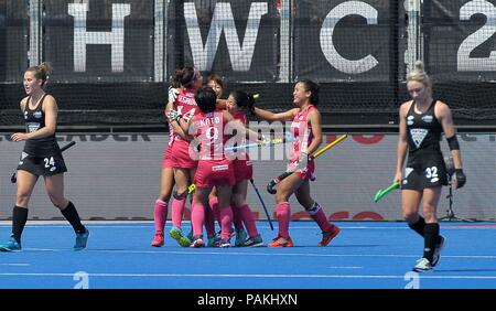 Londres, Royaume-Uni. 24 juillet 2018. Le Japon les joueurs célèbrent leur 2e but. Le Japon V Nouvelle-zélande. Match 9. D. Piscine Womens Hockey World Cup 2018. Lee Valley hockey centre. Queen Elizabeth Olympic Park. Stratford. Londres. UK. 24/07/2018. Credit : Sport en images/Alamy Live News Banque D'Images