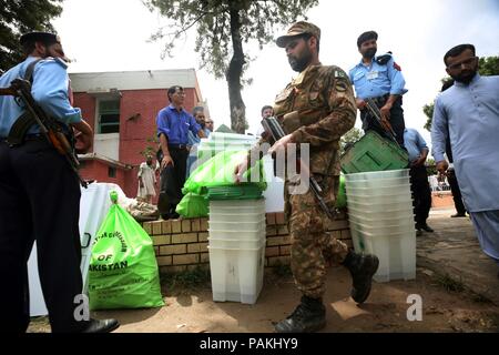 Islamabad, Pakistan. 24 juillet, 2018. Les responsables de la sécurité des urnes et des gardes des matières à un centre de distribution à Islamabad, capitale du Pakistan, le 24 juillet 2018. Le Pakistan va tenir ses élections générales le 25 juillet. Credit : Ahmad Kamal/Xinhua/Alamy Live News Banque D'Images