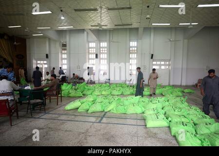 Islamabad, Pakistan. 24 juillet, 2018. Les fonctionnaires électoraux examiner le matériel de vote à un centre de distribution à Islamabad, capitale du Pakistan, le 24 juillet 2018. Le Pakistan va tenir ses élections générales le 25 juillet. Credit : Ahmad Kamal/Xinhua/Alamy Live News Banque D'Images