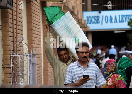 Islamabad, Pakistan. 24 juillet, 2018. Un fonctionnaire électoral porte les urnes à un centre de distribution à Islamabad, capitale du Pakistan, le 24 juillet 2018. Le Pakistan va tenir ses élections générales le 25 juillet. Credit : Ahmad Kamal/Xinhua/Alamy Live News Banque D'Images