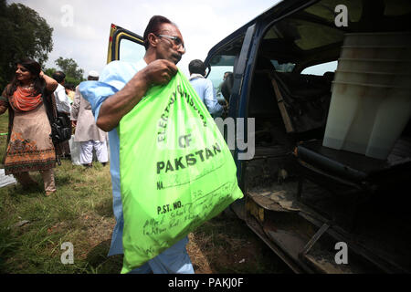 Islamabad, Pakistan. 24 juillet, 2018. Un fonctionnaire électoral se charge le matériel de vote dans une camionnette à un centre de distribution à Islamabad, capitale du Pakistan, le 24 juillet 2018. Le Pakistan va tenir ses élections générales le 25 juillet. Credit : Ahmad Kamal/Xinhua/Alamy Live News Banque D'Images