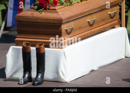 Warendorf, Allemagne. 24 juillet, 2018. 24.07.2018, l'Allemagne, Warendorf : bottes d'équitation sont devant le cercueil de la fin Hans Günter Winkler dans le stade de l'école des sports de la défense allemande. Winkler était mort à Warendorf, le 9 juillet 2018. Il a été la plus réussie de saut olympique allemande. Credit : Friso Gentsch/dpa/Alamy Live News Banque D'Images