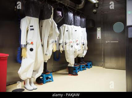 Allemagne, Berlin. 24 juillet, 2018. Vêtements de protection pour les employés qui pendent dans l'S4 laboratoire. Les costumes sont l'air et imperméable à l'eau, ils ont leur propre alimentation en air. Dans le laboratoire avec le plus haut niveau de protection qui est de quatre, très infectieuse et les agents pathogènes qui peuvent être mortels, comme le virus Ebola, Lassa virus Nipah ou peuvent être examinés en toute sécurité. Le laboratoire de haute sécurité est prévue pour commencer à travailler le 31 juillet 2018. Credit : Soeren Stache/dpa/Alamy Live News Banque D'Images