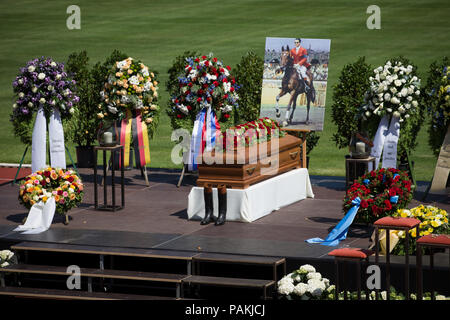 Warendorf, Allemagne. 24 juillet, 2018. Le cercueil de la fin Hans Günter Winkler est dans le stade de l'école des sports de la défense allemande. Winkler était mort à Warendorf, le 9 juillet 2018. Il a été la plus réussie de saut olympique allemande. Credit : Friso Gentsch/dpa/Alamy Live News Banque D'Images