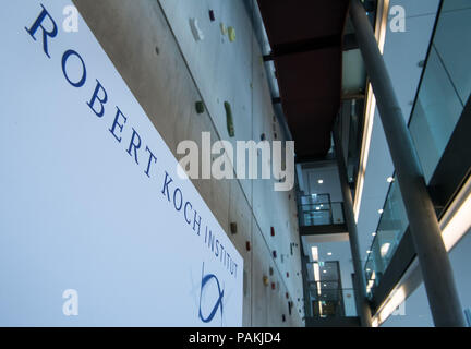 Allemagne, Berlin. 24 juillet, 2018. L'entrée de la rue Voir cmpus de l'Institut Robert Koch lors d'une conférence de presse .dans le laboratoire avec le plus haut niveau de protection qui est de quatre, très infectieuse et les agents pathogènes qui peuvent être mortels, comme le virus Ebola, Lassa virus Nipah ou peuvent être examinés en toute sécurité. Le laboratoire de haute sécurité est prévue pour commencer à travailler le 31 juillet 2018. Credit : Soeren Stache/dpa/Alamy Live News Banque D'Images